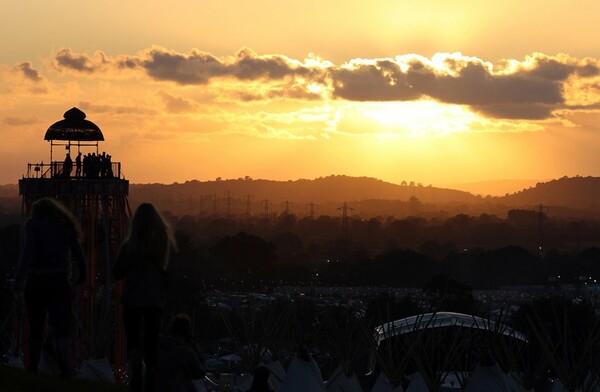 Δέκα φωτογραφίες από το Glastonbury 2011