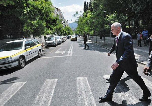 Είναι ο Γιώργος Παπανδρέου ο χαμένος “Beatle;"