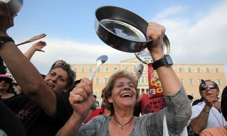 «Έξω οι κλέφτες και το ΔΝΤ» - «Όσο εμείς φτωχαίνουμε, τόσο αυτοί πλουτίζουν»