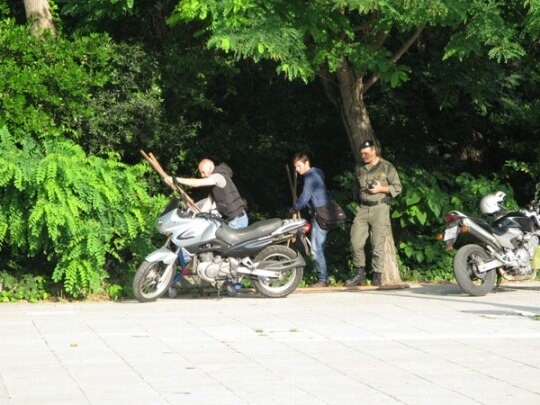 Φωτογραφία ντοκουμέντο - τα ρόπαλα μια ευγενική χορηγία των ελληνικών αρχών