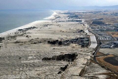 Δυο απίστευτα βίντεο με το τσουνάμι να παρασύρει τα πάντα