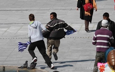 Ντοκουμέντο-σοκ από επίθεση τραμπούκων σε κατάστημα αλλοδαπών(video)