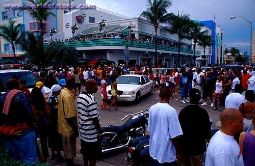 Αστυνομικοί ανοίγουν πυρ "αδιακρίτως" στο Miami Beach (βίντεο)