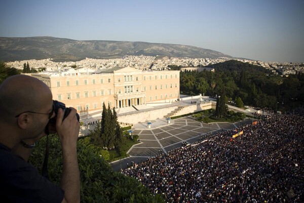 Μερικές Φωτογραφίες Ακόμα Από Την Χτεσινή "Αγανακτισμένη" Συγκέντρωση Στο Σύνταγμα