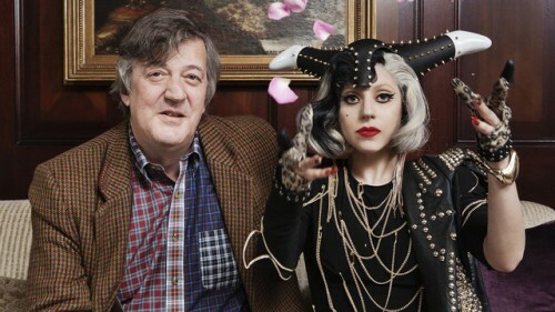 H Lady Gaga δίνει συνέντευξη στον Stephen Fry