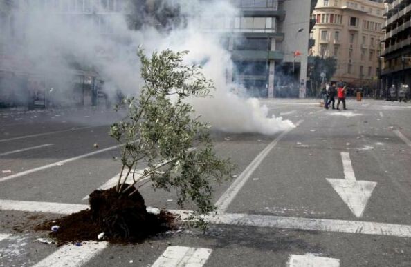 Είναι πραγματικά τα δακρυγόνα σπουδαιότερα από τα αχλάδια;