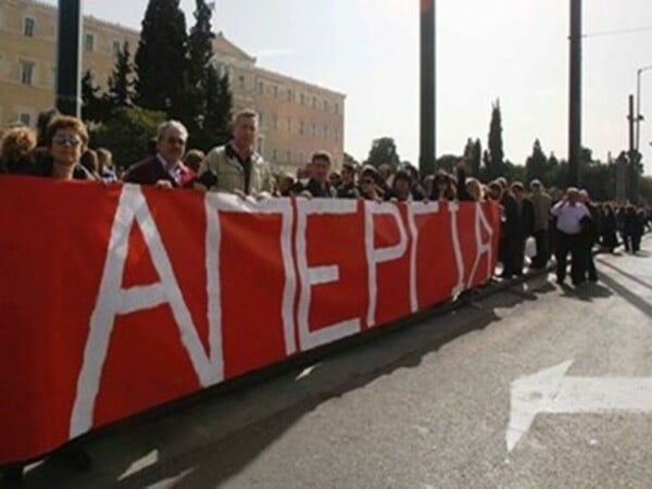 Όλο και περισσότερος κόσμος στο Σύνταγμα