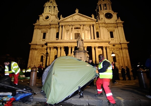 H αστυνομία απομάκρυνε τους διαδηλωτές του Occupy London