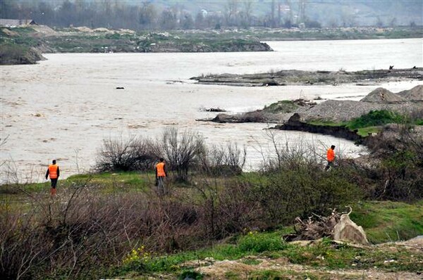 1 νεκρός, 14 αγνοούμενοι από κατάρρευση γέφυρας στην Τουρκία (video)