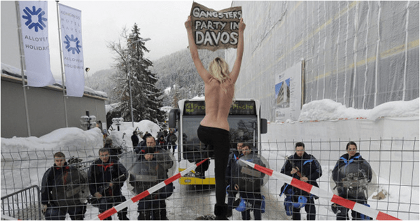 Hμίγυμνη διαμαρτυρία στο Νταβός (video)