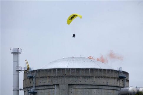 Ακτιβιστής της Greenpeace προσγειώθηκε σε πυρηνικό εργοστάσιο