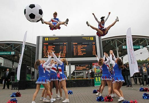 Euro 2012: Ιπτάμενες cheerleaders