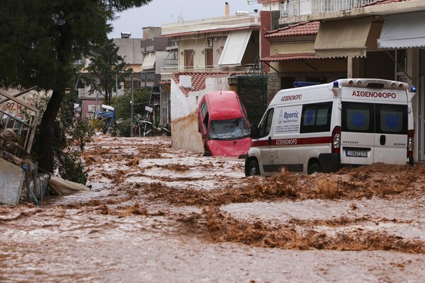 Σε γενική επιφυλακή η Πυροσβεστική μετά τις πλημμύρες σε Μέγαρα και Μάνδρα