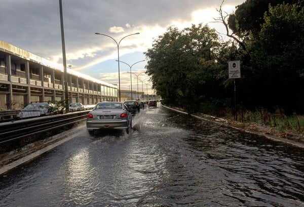 Σφοδρή κακοκαιρία πλήττει την κεντρική Ιταλία- Πλημμύρες, κατολισθήσεις και υπερχειλίσεις ποταμών