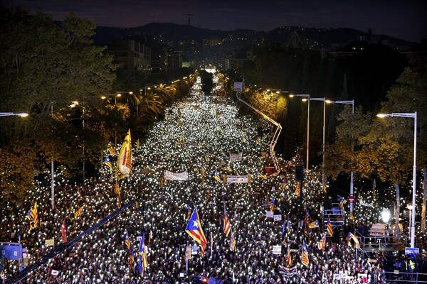 Χιλιάδες άνθρωποι στους δρόμους της Βαρκελώνης διαδήλωσαν υπέρ της αποφυλάκισης των αυτονομιστών ηγετών