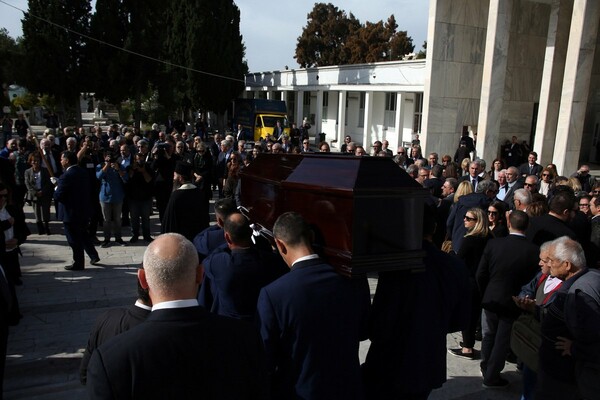 Ο πολιτικός και δημοσιογραφικός κόσμος αποχαιρέτησε τον Γιάννη Καψή