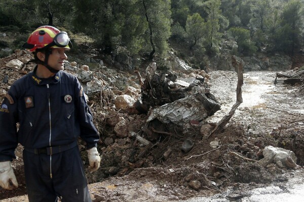 Σοκ με 19 νεκρούς από την κακοκαιρία - Βρήκαν δύο ακόμη πτώματα σε βράχια στην Ελευσίνα