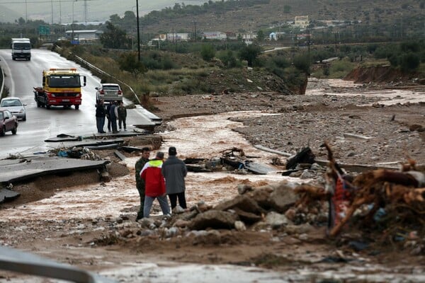 Απόγνωση στα χαλάσματα - 30 φωτογραφίες από την ισοπεδωμένη πλευρά της Αττικής