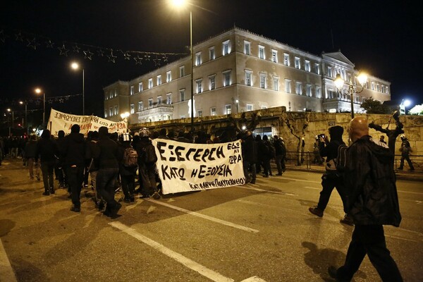 Σε εξέλιξη η μεγάλη πορεία του Πολυτεχνείου - Δρακόντεια μέτρα ασφαλείας