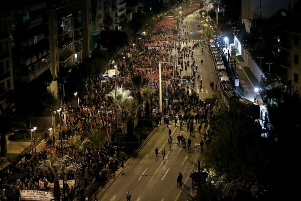 Τα πρώτα επεισόδια του Πολυτεχνείου - Δακρυγόνα μετά την πορεία