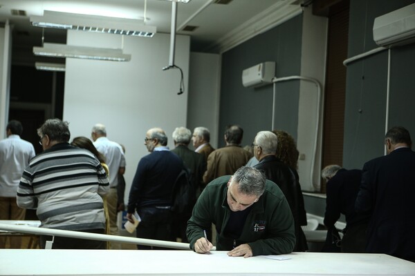 Ουρές στα εκλογικά τμήματα σε όλη την Ελλάδα για τις εκλογές της Κεντροαριστεράς