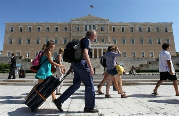 Περιορίζεται η μείωση των αφίξεων τουριστών στην Ελλάδα