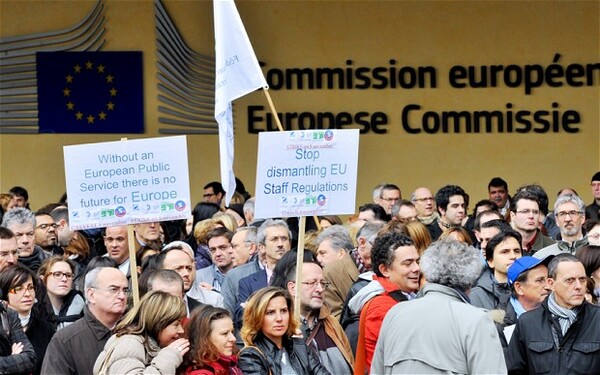 Στους δρόμους και οι υπάλληλοι της Ε.Ε. για περικοπές στους «άνετους» μισθούς τους