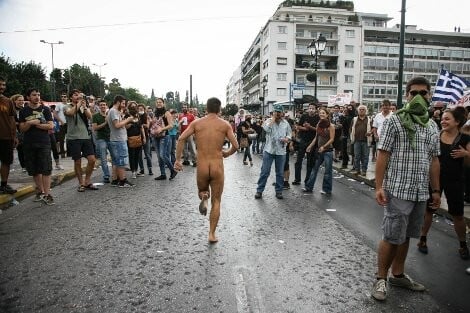 Νεαρός έτρεχε γυμνός στο Σύνταγμα για να... χαιρετήσει τη Μέρκελ