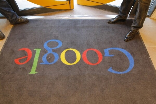 Φόρο «Google» επιβάλλει ο Ολάντ στα «ψαχτήρια», για την ενίσχυση του Τύπου