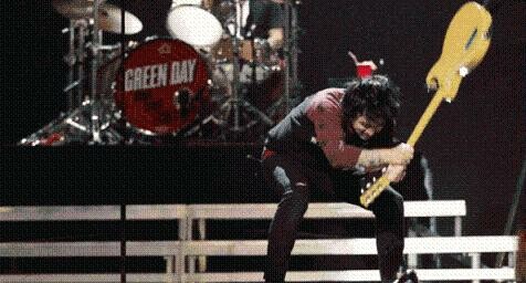 ΒΙΝΤΕΟ: Ο τραγουδιστής των Green Day φρικάρει πάνω στην σκηνή