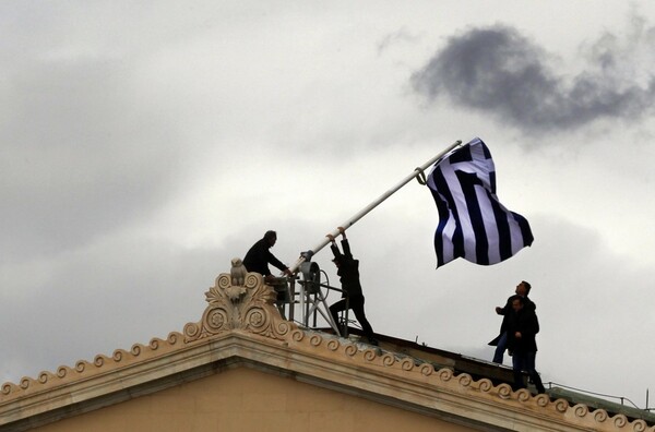 Πιο βαθιά στην ύφεση η χώρα