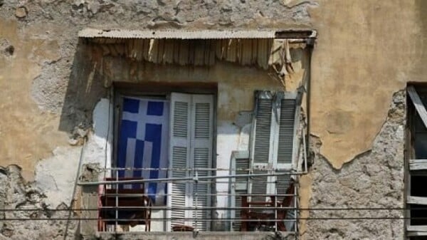 Στο μισό η αγοραστική δύναμη των μισθωτών