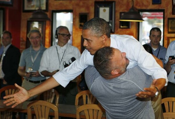 Ιδιοκτήτης εστιατορίου αγκαλιάζει τον Ομπάμα -το πληρώνει ακριβά