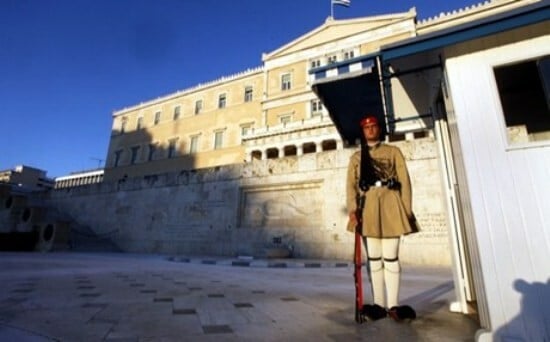 Άτακτη κυβερνητική υποχώρηση στις απειλές των υπαλλήλων της βουλής