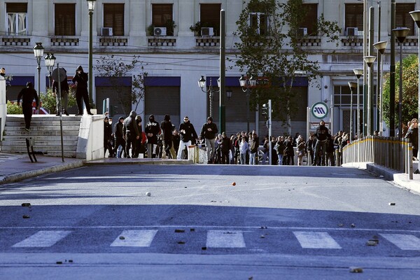 Μολότοφ και οδοφράγματα στα Προπύλαια στην πορεία για τον Γρηγορόπουλο