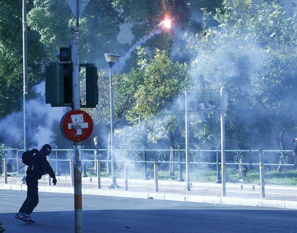 Μολότοφ και οδοφράγματα στα Προπύλαια στην πορεία για τον Γρηγορόπουλο