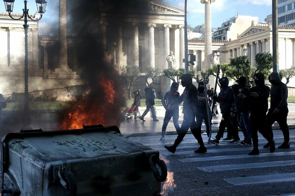 Μολότοφ και οδοφράγματα στα Προπύλαια στην πορεία για τον Γρηγορόπουλο