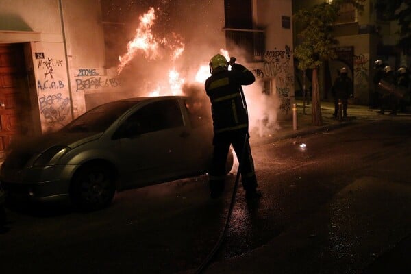 Στις φλόγες αυτοκίνητα στα Εξάρχεια - Τα επεισόδια συνεχίζονται