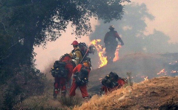 ΗΠΑ: Οι φλόγες συνεχίζουν να απειλούν χιλιάδες σπίτια στην Καλιφόρνια- Ανησυχία και στο Σαν Ντιέγκο