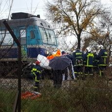 Τρένο παρέσυρε Ι.Χ. στα Τρίκαλα - Νεκρός ο οδηγός (BINTEO)