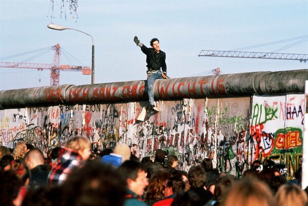 Tέλος εποχής: Γκρεμίζουν το Τείχος του Βερολίνου για καλύτερη θέα