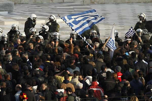 Μετά από τρία μνημόνια το χρέος είναι στα ύψη του 2010