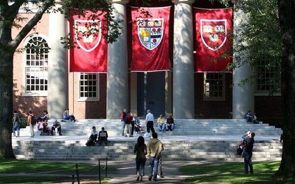 Πανεπιστήμιο Harvard: Εξήντα φοιτητές αποβλήθηκαν προσωρινά λόγω αντιγραφής