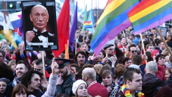 «Putin Go Homo»