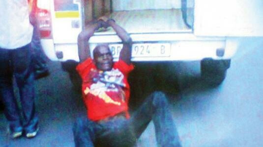 Νότια Αφρική: Αστυνομικοί έσυραν μέχρι θανάτου με το περιπολικό μετανάστη, επειδή πάρκαρε παράνομα!