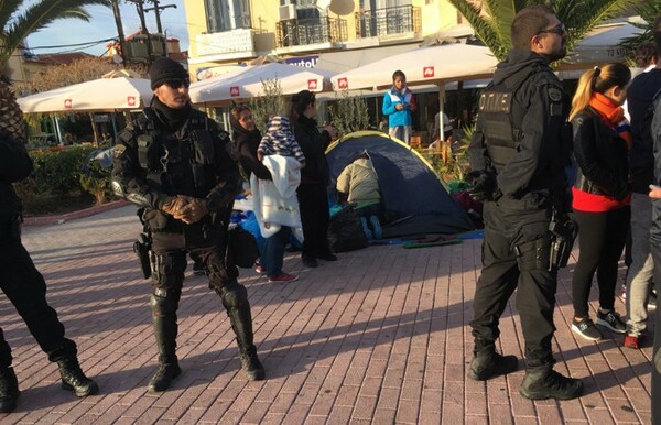 Πρόσφυγες κατέλαβαν τα γραφεία του ΣΥΡΙΖΑ στη Λέσβο - Τι απαντά η τοπική οργάνωση