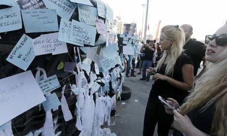 «Η Τουρκία διαδηλώνει ενωμένη σε έναν πολύχρωμο συνασπισμό οργής κατά του Ερντογάν», γράφει ο ανταποκριτής του Guardian