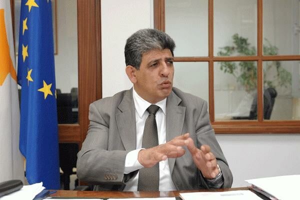 Κύπρος: Κατέβασαν από το αμάξι τον υπουργό για να του το κατάσχουν