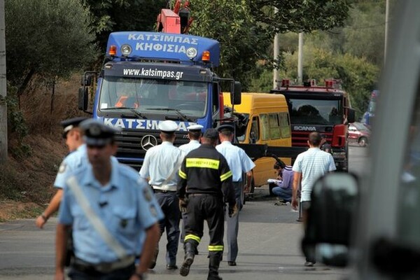 ΤΩΡΑ: Τροχαίο με σχολικό λεωφορείο στην Καλογρέζα