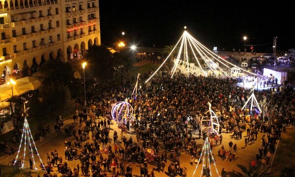 Επισήμως Χριστούγεννα από σήμερα στη Θεσσαλονίκη - Φωταγωγείται η Πλατεία Αριστοτέλους